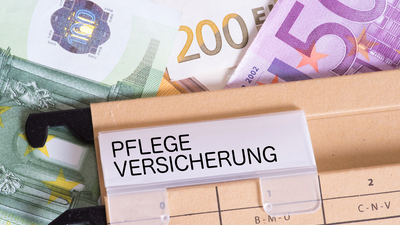 Ein Ordner, Euro Geldscheine und die Pflegeversicherung